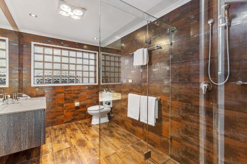 阿波罗湾阿基里斯度假屋 的一间带卫生间和玻璃淋浴间的浴室