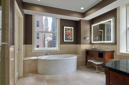 芝加哥芝加哥JW万豪酒店的带浴缸、水槽和窗户的浴室