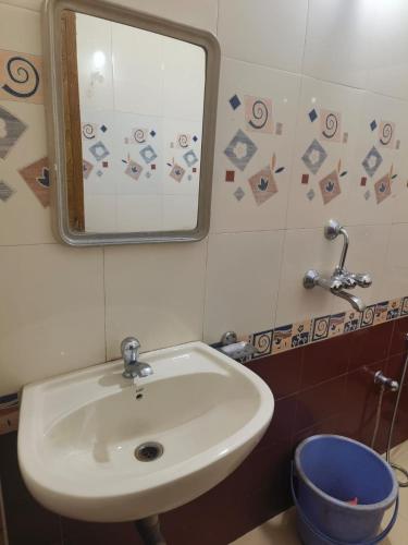 果阿旧城Flagship La Grande Residencya的浴室设有白色水槽和镜子
