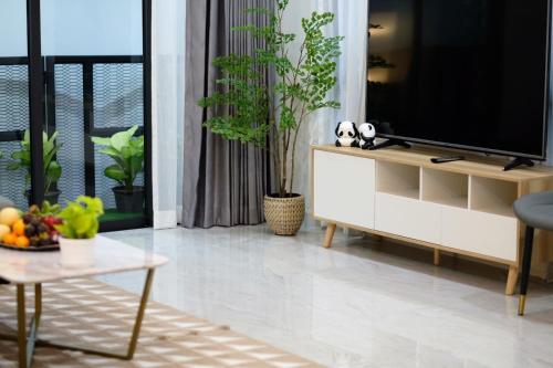 曼谷雪梨的民宿：Sukumvit 36的客厅配有壁橱上的平面电视