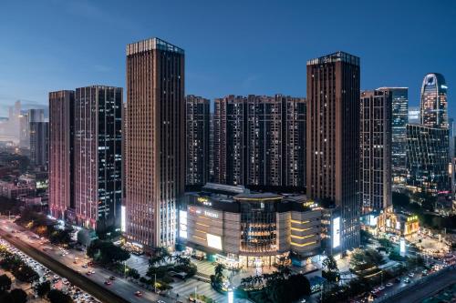 广州Pazhou Angda International Aparthotel Canton Fair Branch的城市天际线,夜晚有高楼