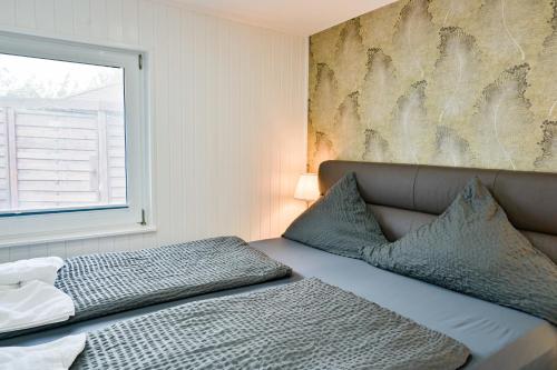 奥茨塞巴德·迪尔哈根Haus Windhook的窗户和床筒的床上床