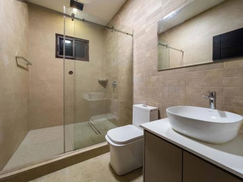佩达西镇Arrue's Coastal Escape的浴室配有卫生间、盥洗盆和淋浴。