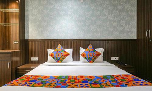 新德里FabExpress RG Stay的一间卧室配有一张大床和色彩缤纷的被子