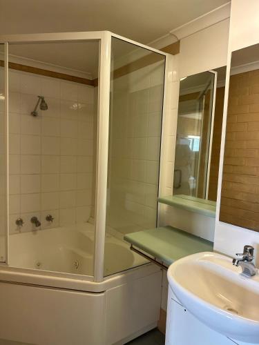 土乌巴三叶草酒店的带浴缸和盥洗盆的浴室