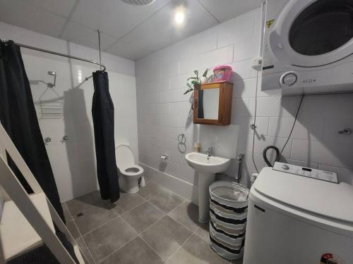 库克敦Central Comfy Holiday Unit的浴室配有卫生间、盥洗盆和淋浴。