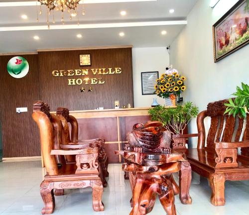 Xa Dau GiayGreen Ville Hotel Đồng Nai的大堂设有木椅和桌子
