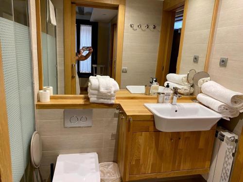 布里奥内斯Casa Moneo的一间带水槽、卫生间和镜子的浴室