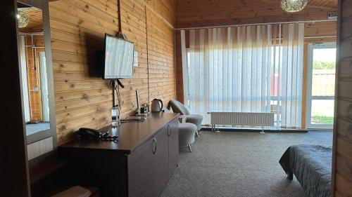 BulanoveСадиба Буланово的一间设有书桌的房间和一间配有床的房间