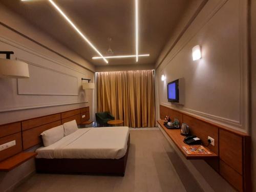 阿拉哈巴德Max Hotels Prayagraj的酒店客房,配有床和电视
