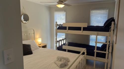 美洲河River-Tide Retreat的一间卧室设有两张双层床和一扇窗户。