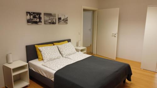 OslipFerienwohnung Knipp的一间卧室配有黄色和白色枕头的床