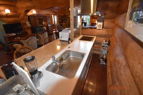 宫古岛普鲁士蓝旅馆的小木屋内的厨房配有水槽