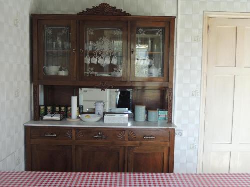 福斯Casa de Campo Pumarada de Oirín的木柜,带桌子的房间