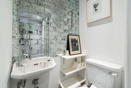 伦敦Stylish 2 bedroom at Hammersmith的白色的浴室设有水槽和卫生间。