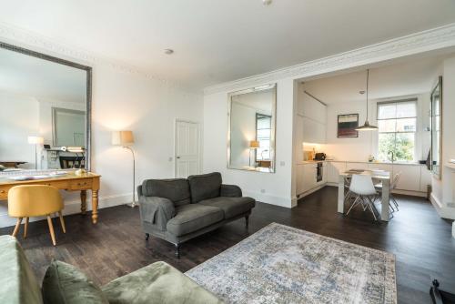 伦敦Stylish 2 bedroom at Hammersmith的客厅配有沙发和桌子