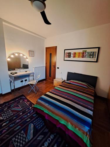 蒙德罗Villino Olga的一间卧室配有一张床和一张书桌