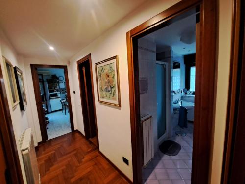 蒙德罗Villino Olga的走廊,门通往厨房