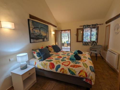 Montes de CimaCasa do Palmeiral - Hoom B&B的一间卧室配有一张床和一张带台灯的桌子
