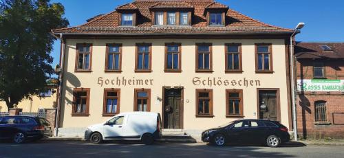爱尔福特Pension Hochheimer Schlösschen的停在大楼前的白色汽车
