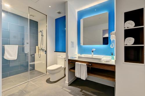 厦门厦门临港智选假日酒店(高崎机场）的一间带卫生间、水槽和镜子的浴室
