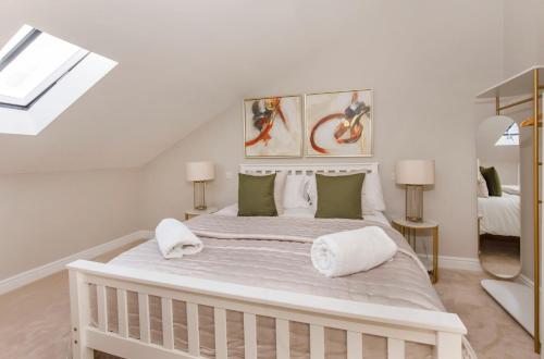 约克Crescent Court modern and luxurious Apartments York的卧室配有一张带两个枕头的大白色床