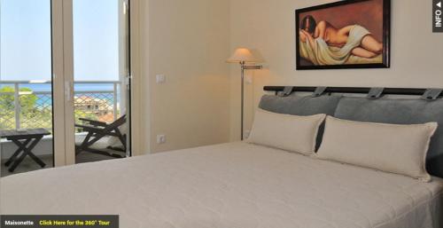 克里斯阿穆迪亚Maisonettes Athina的一间卧室设有一张床,享有海景