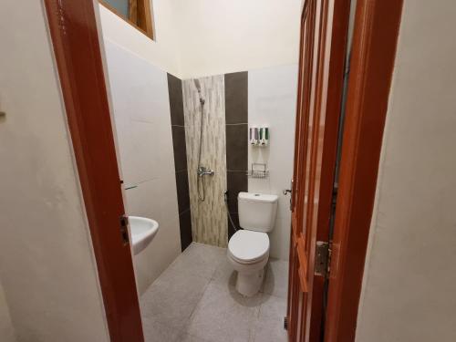 日惹Omah Nayan的一间带卫生间和水槽的小浴室