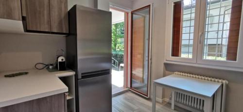 里乔内grande appartamento zona viale ceccarini con giardino的厨房配有不锈钢冰箱和窗户