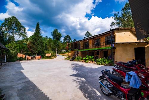 同文Đồng Văn Panorama Homestay的停在大楼旁边的一群摩托车