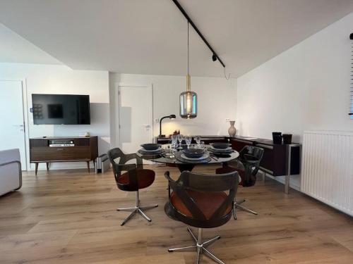 蒙斯Charmant appartement au look design的客厅配有餐桌和椅子
