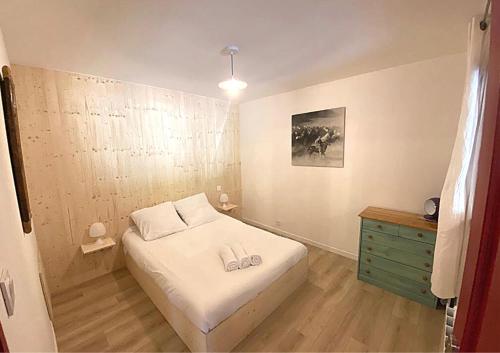 马尔萨讷Jolie maison à Marsanne的一间铺有木地板的小卧室,配有一张床