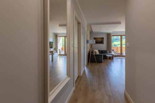 斯克拉斯卡波伦巴RentPlanet - Apartament Bawaria的客厅设有带镜子的走廊