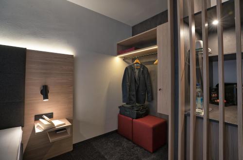多尔芬Hotel & Apart4you的墙上挂着大衣的房间