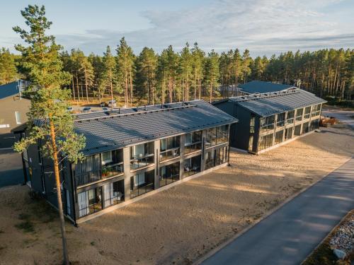 卡拉约基Tahkokorva Studios by Hiekka Booking的建筑的顶部景观,上面有太阳能电池板