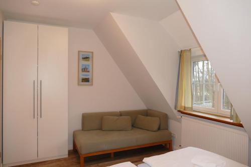 维特Hus-Hiddensee-Eckhaus-A的带沙发和窗户的客厅