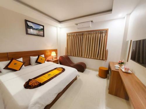 下龙湾Tuấn Linh Hotel的一间卧室,卧室内配有一张大床