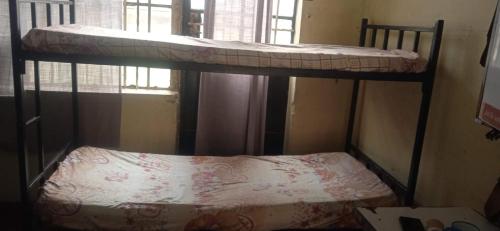 内罗毕Kioneki hostels的宿舍间设有两张双层床,配有一张床
