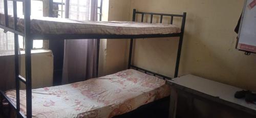 内罗毕Kioneki hostels的带窗户的客房内的两张双层床