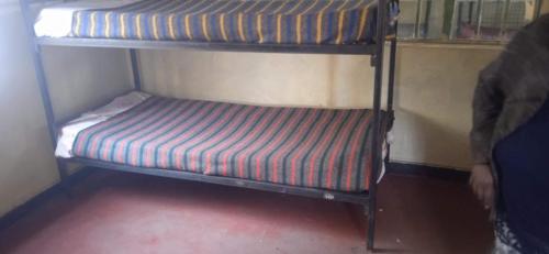 内罗毕Kioneki hostels的小型客房配有一张小双层床,