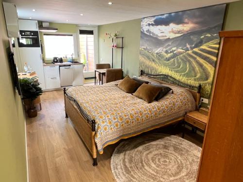 阿珀尔多伦Het Tulpenkwartier的一间卧室配有一张壁画床