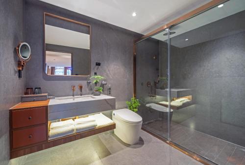 北京馨香雅苑四合院（北京天安门王府井店）的浴室配有卫生间、盥洗盆和淋浴。
