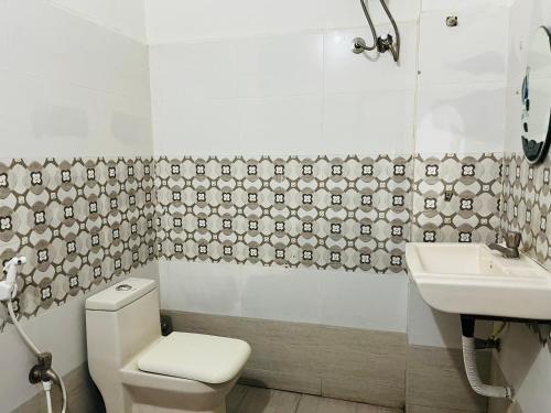 商沙巴Hotel Plaza Airport Zone的一间带卫生间和水槽的浴室