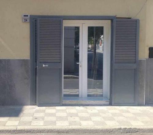 AcerraAL Civico 24的拥有两扇玻璃门的建筑物入口