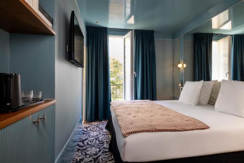 巴黎Hôtel La Conversation的酒店客房设有床和窗户。