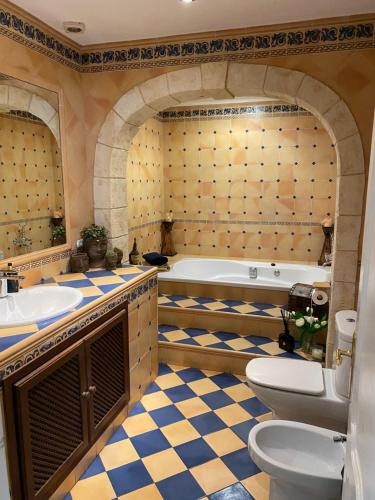 马略卡岛帕尔马Villa Santa Lavinia的带浴缸、盥洗盆和卫生间的浴室