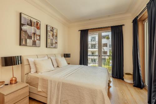蒂瓦特Porto Montenegro的一间卧室设有一张大床和一个窗户。