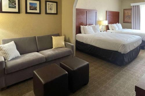 圣安东尼奥拉克兰海洋世界凯富套房酒店的酒店客房,设有两张床和一张沙发