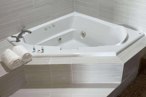 圣安东尼奥拉克兰海洋世界凯富套房酒店的白色瓷砖浴室内的白色浴缸