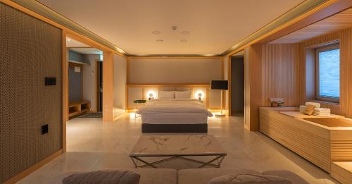 庆州Hwangridan Stay的一间酒店客房 - 带一张床和一间浴室